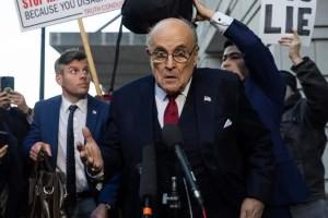 Giuliani se declara en bancarrota tras ser condenado a pagar más de 148 millones de dólares