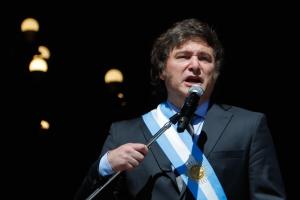 Milei anula subida de sueldos al gabinete y desafía jubilación de Cristina Fernández