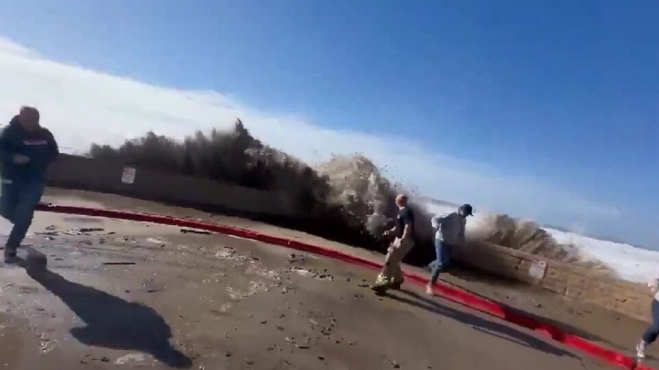 Enorme ola arrastró a varias personas en California y dejó múltiples heridos (VIDEO)