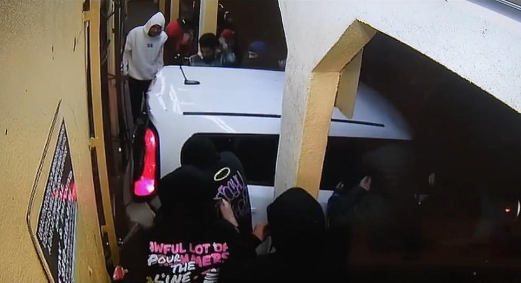 VIDEO: Turba de más de 100 vándalos destrozó carro y una tienda tras una toma callejera en Los Ángeles