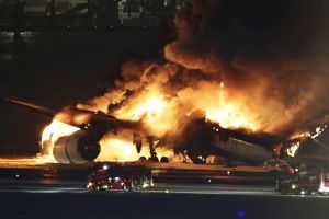 El angustiante momento que vivieron los pasajeros del avión de Japan Airlines incendiado en Tokio (VIDEO)
