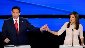 Trump y la inmigración: El foco de un tenso quinto debate entre los republicanos Haley y DeSantis