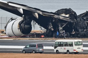 “Un milagro” tras la pesadilla, relatan pasajeros del avión que chocó en Tokio