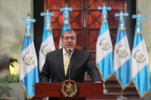 Presidente de Guatemala encontró micrófonos y otros dispositivos de espionaje en su despacho