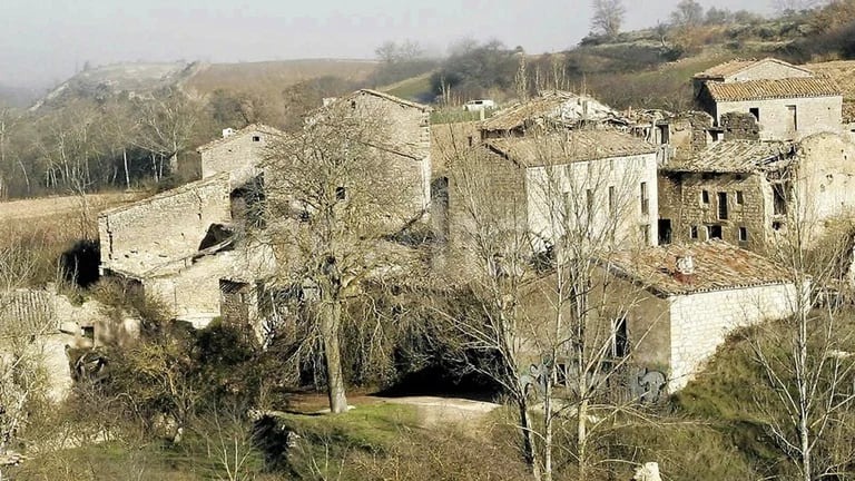 Una pareja compró un pueblo abandonado de España por 368 mil dólares y tomaron esta decisión asombrosa