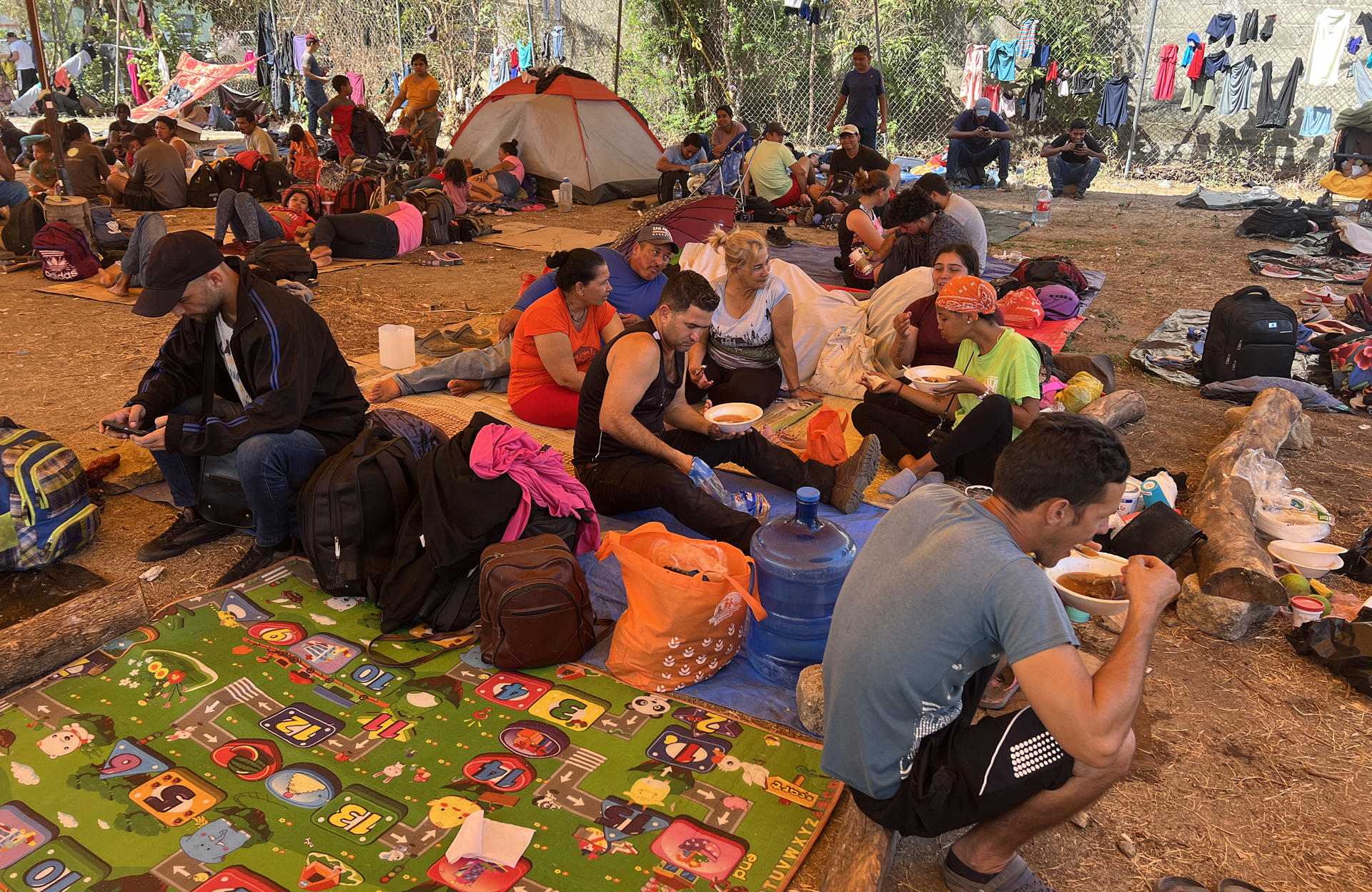 Caravana migrante, que incluye venezolanos, presiona por ayuda del gobierno de México