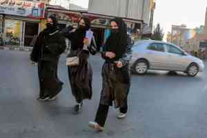 Talibanes impiden el trabajo y los servicios a mujeres solteras sin acompañantes hombres