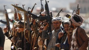 Los hutíes confirman 18 ataques de EEUU y Reino Unido y prometen “castigo”