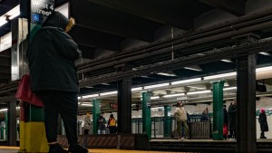Besó y manoseó a adolescente en el metro de Nueva York antes de robarle su celular