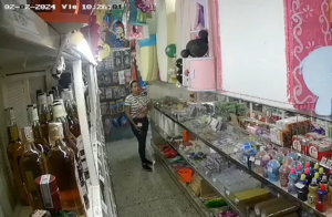 Cámara captó a dos ladronas que hurtaron botellas del mejor whisky en Puerto Ordaz (VIDEO)
