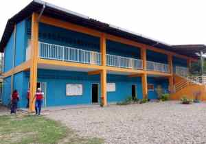 Nidos de palomas obligaron a cerrar al menos 14 aulas de la escuela Juan Pablo II en Barinas