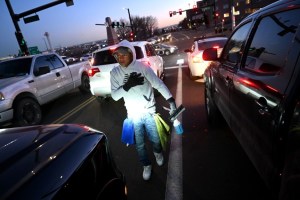 “Solo un dólar en cuatro horas”: venezolanos se ganan la vida limpiando parabrisas en las calles de Denver