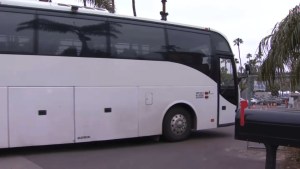 Inesperada llegada en autobús de migrantes venezolanos a esta localidad de California encendió las críticas