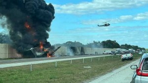 EN VIDEO: Avión se estrella contra un vehículo mientras aterrizaba cerca de autopista en Florida