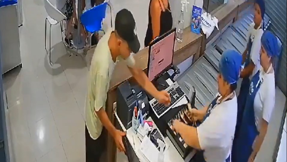Intentó robar una heladería en Argentina y una empleada lo enfrentó a golpes (Video)
