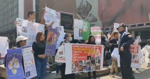 Familiares de pacientes con fibrosis quística protestan a las afueras del Ministerio de Salud #19Feb (Video)