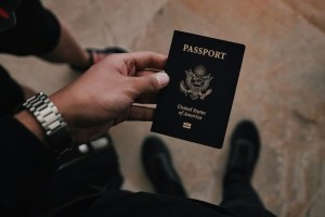 Los 19 países del mundo a los que EEUU advierte no viajar con pasaporte americano