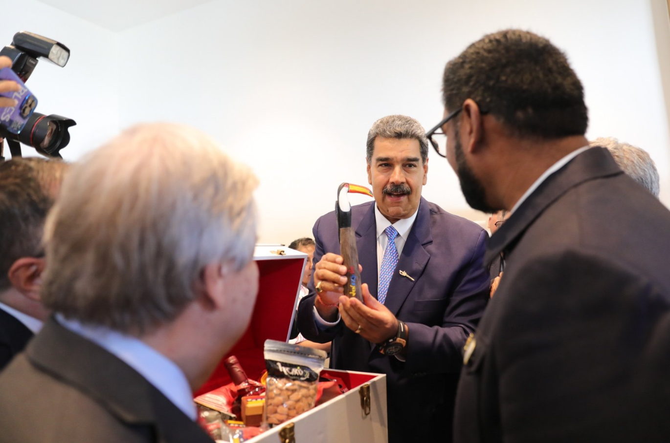Irfaan Ali y Nicolás Maduro intercambiaron regalos: un ron y la caja Clap mejor surtida de la historia (VIDEO)
