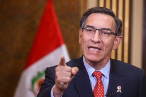 Congreso de Perú acusa al expresidente Vizcarra por tráfico de influencias