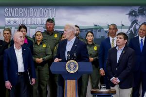 La administración de Biden ha expulsado a más migrantes que la de Trump, según Mayorkas