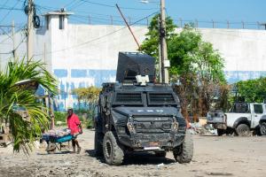 Miles de presos huyeron de cárcel en Haití tras el ataque de bandas armadas
