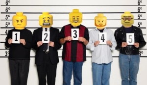 Policía de California le tapa la cara a los sospechosos con cabezas de Lego por esta razón