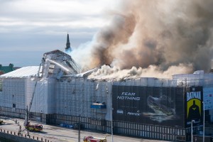 Investigación de causa del incendio en histórica bolsa de Copenhague podría durar meses