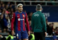 Defensor estrella del Barça rompe el silencio tras su expulsión contra el PSG