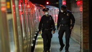 Dos hombres se enfrascaron en una brutal pelea hasta caer en las vías del metro de Nueva York