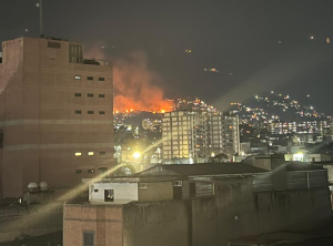 Múltiples incendios arropan Caracas, pero los bomberos cuentan con solo dos unidades para apagarlos