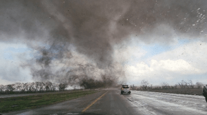 VIDEO: devastador tornado cruzó una carretera y causó severos daños en Nebraska