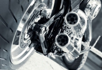 El peligroso error al manejar una moto que puede causar daños fatales en el motor