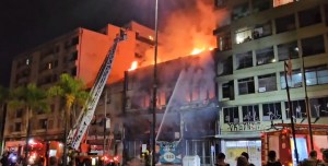Al menos diez muertos por un incendio en una pensión en Brasil (Videos)