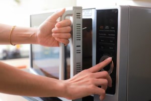 Los peligros al calentar el agua y la leche en el microondas: por qué hay que tener cuidado