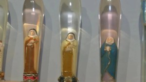 Polémica por preservativos con monjas, vírgenes y el Papa en su interior: “Parece que contra los cristianos todo está permitido”