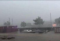 VIDEO impactante: Una casa en construcción se derrumbó tras el azote mortal de tormenta en Houston