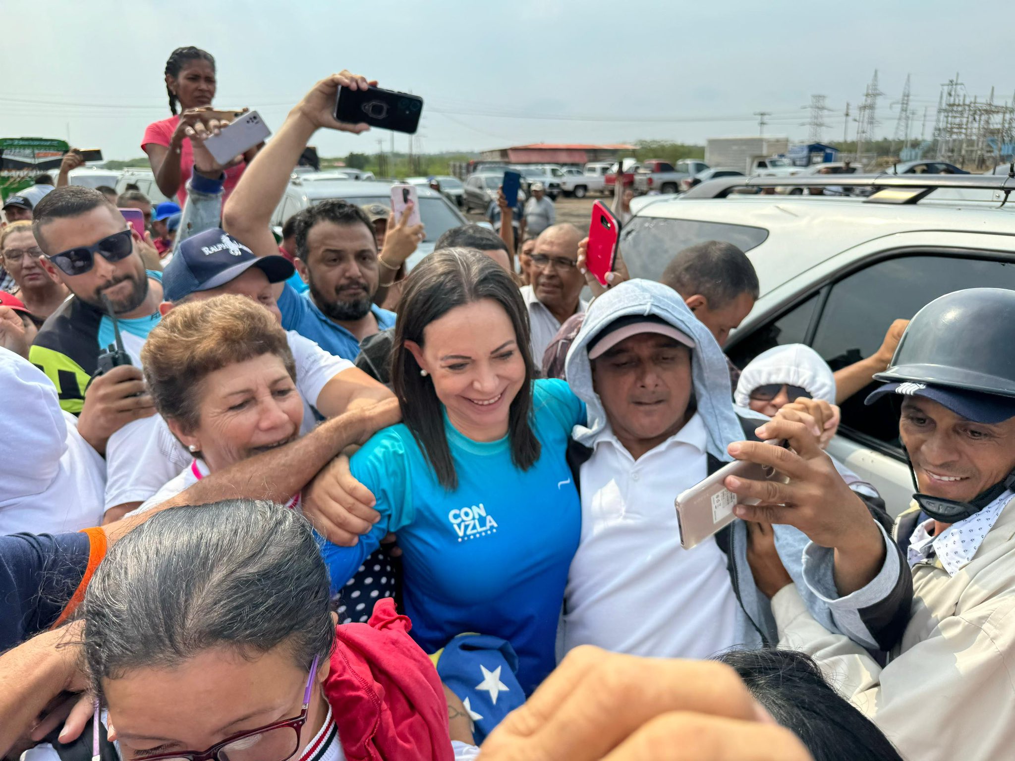 EN IMÁGENES: así recibieron a María Corina Machado en Mitare, la carretera Falcón-Zulia