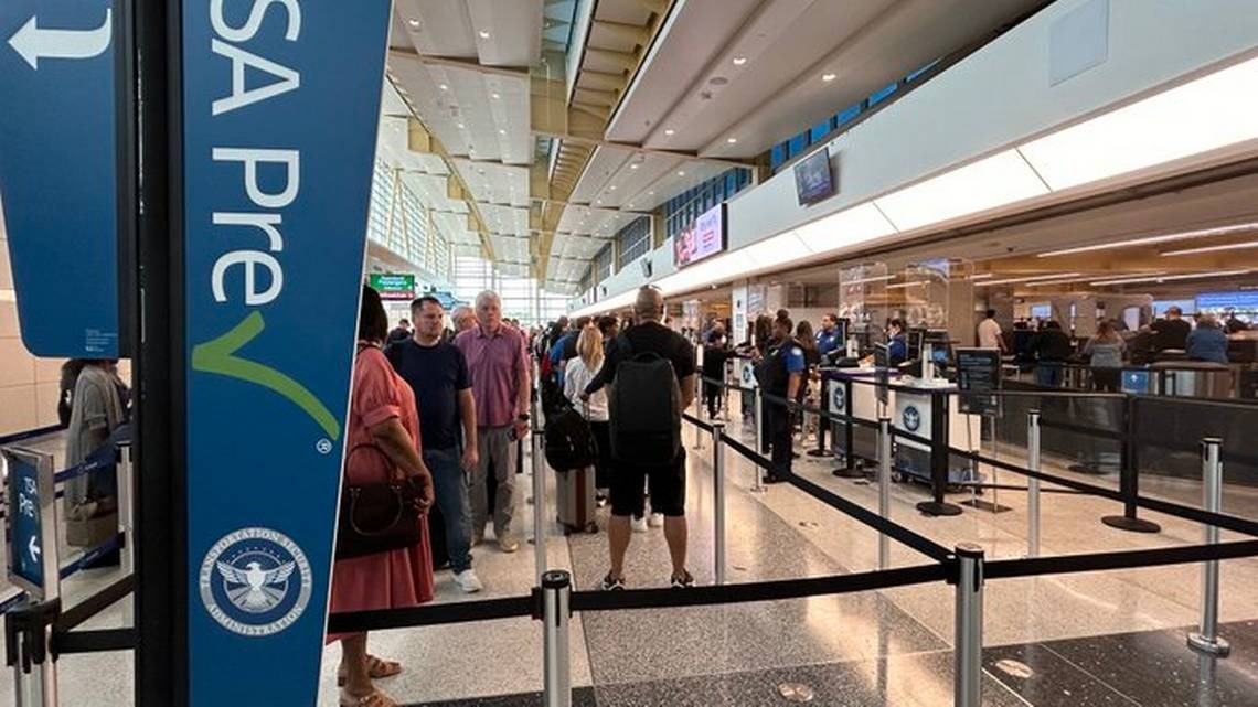 Número de pasajeros inspeccionados en un día establece nuevo récord en aeropuertos de EEUU