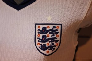 La insólita razón por la que Inglaterra oculta su estrella de campeón del mundo en sus camisetas