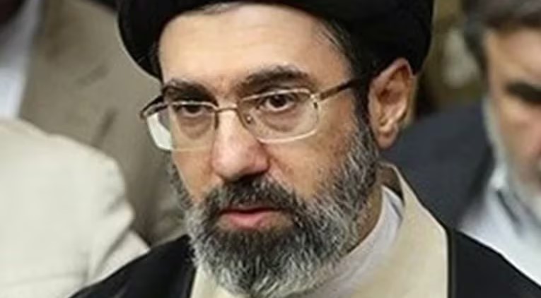 Hijo del líder supremo iraní gana poder en las sombras, tras la muerte de Ebrahim Raisi