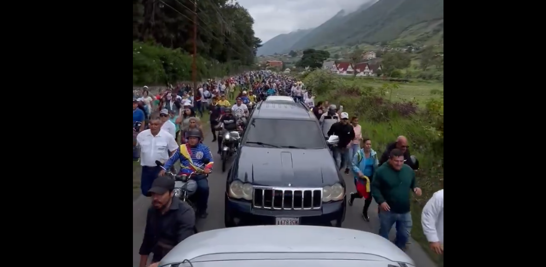 “Eres vida y futuro para Venezuela”: Multitud acompaña a María Corina Machado en camino a Valera (VIDEOS)