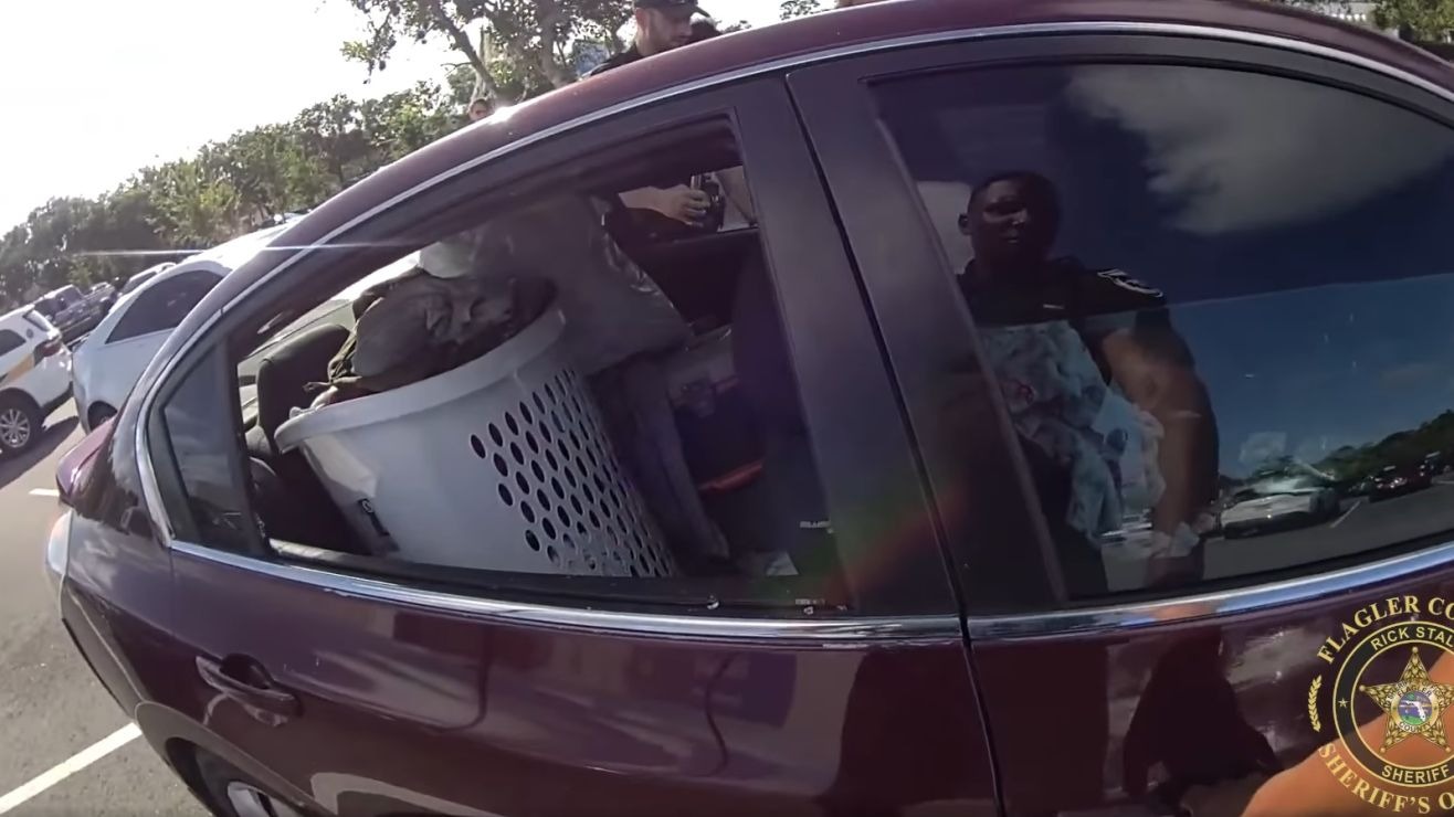 Captan en VIDEO el dramático rescate de un niño pequeño atrapado en un auto caliente en Florida