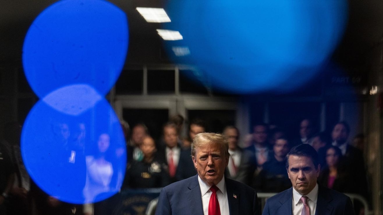 Decenas de globos con forma de pene sobrevuelan la corte donde se juzga a Donald Trump (VIDEO)