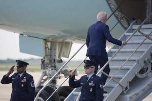 El enemigo de Biden, el Air Force One: De nuevo se tambaleó en lo alto de las escaleras (VIDEO)