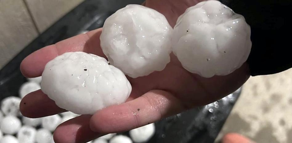 Arkansas y Texas fueron golpeados por enormes bolas de granizo tras fuertes tormentas