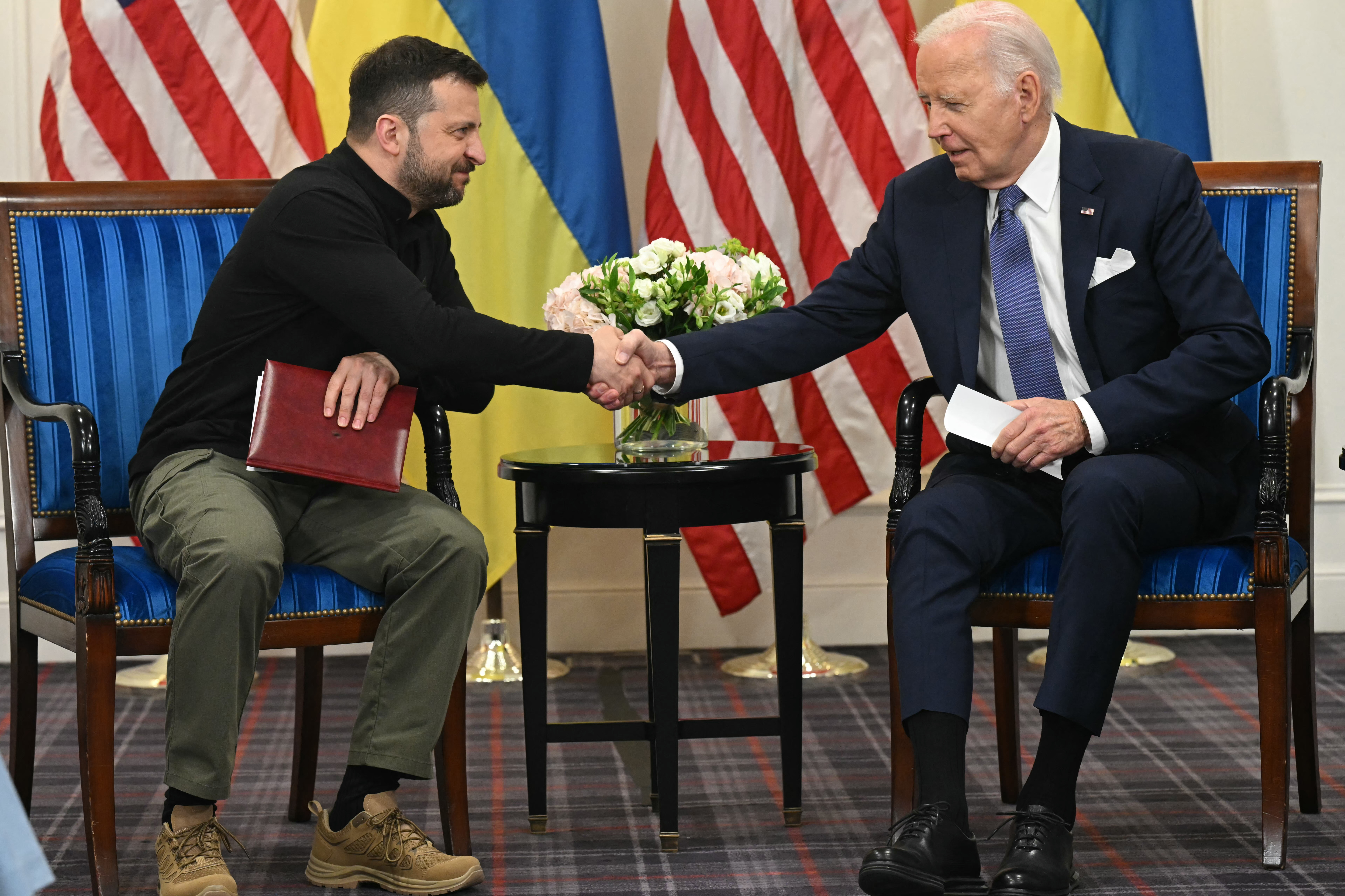 Biden comunica a Zelenski sobre una nueva ayuda de EEUU por 225 millones de dólares