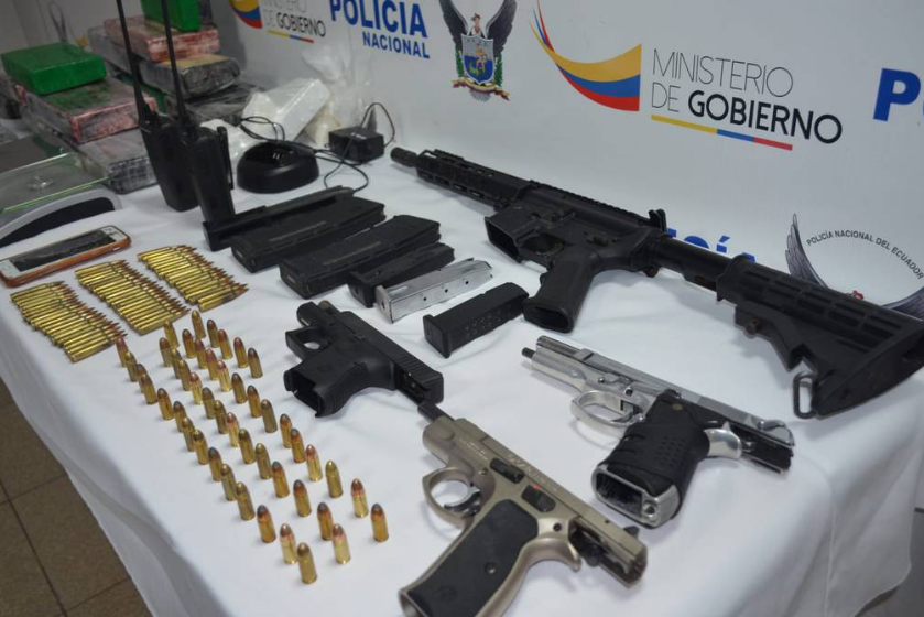 Policía de Ecuador decomisa 11 fusiles y detiene una persona en operativo en zona costera