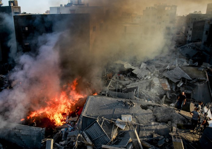 Noche de bombardeos en el centro de Gaza causa al menos 13 muertos en campo de Nuseirat