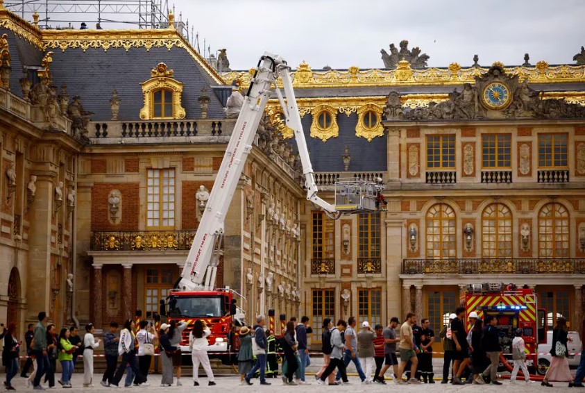 Bomberos controlaron un incendio declarado en los techos del Palacio de Versailles en Francia