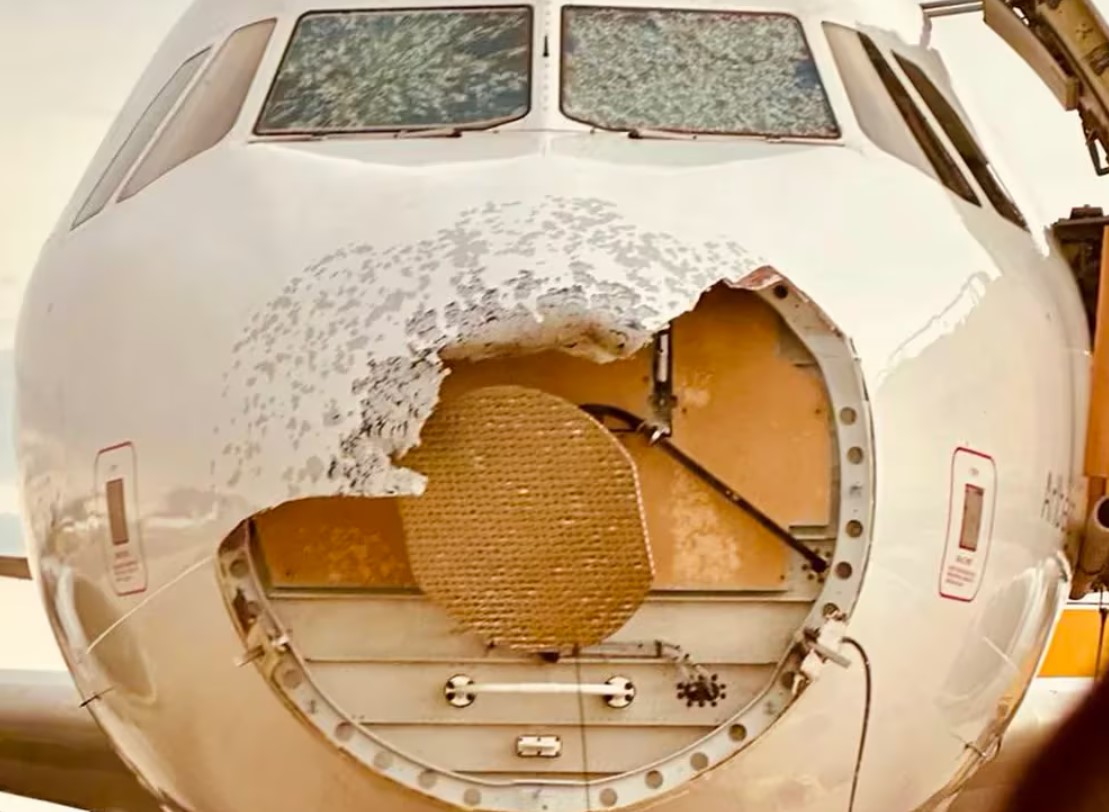 Una tormenta de granizo destrozó el frente de un avión con 173 pasajeros en pleno aterrizaje